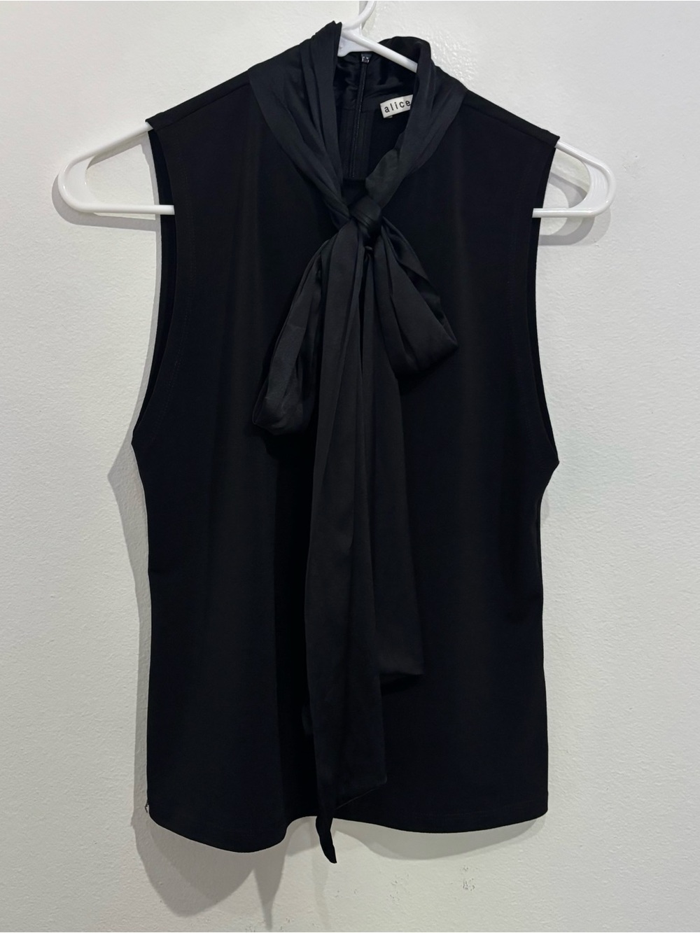 Alice + Olivia Tie Bow Neck Sleeveless Blouse Size M